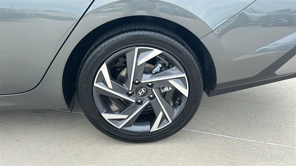 Used 2025 Hyundai Elantra Limited FWD image 18