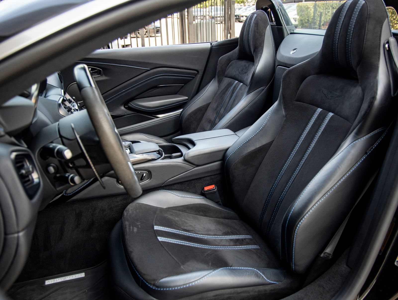 Used 2022 Aston Martin V8 Vantage Roadster RWD image 26