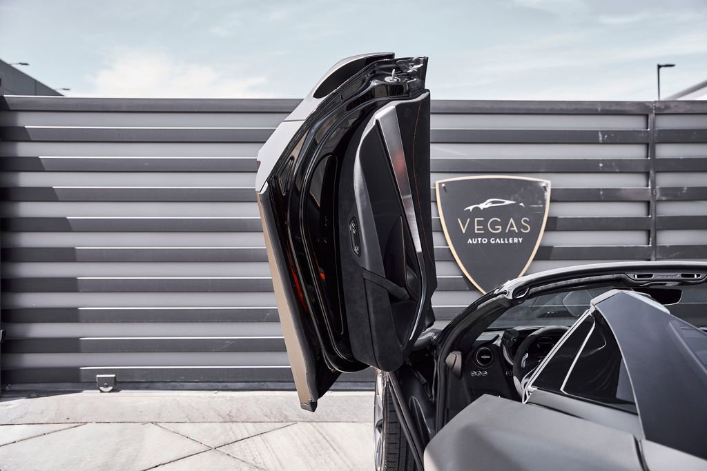 Used 2025 McLaren 750S Spider RWD image 32