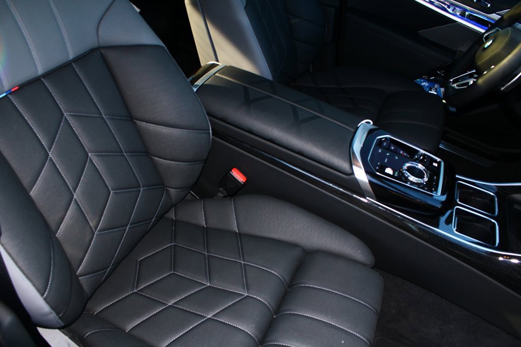 Used 2025 BMW 760i xDrive w/ Executive Package image 8