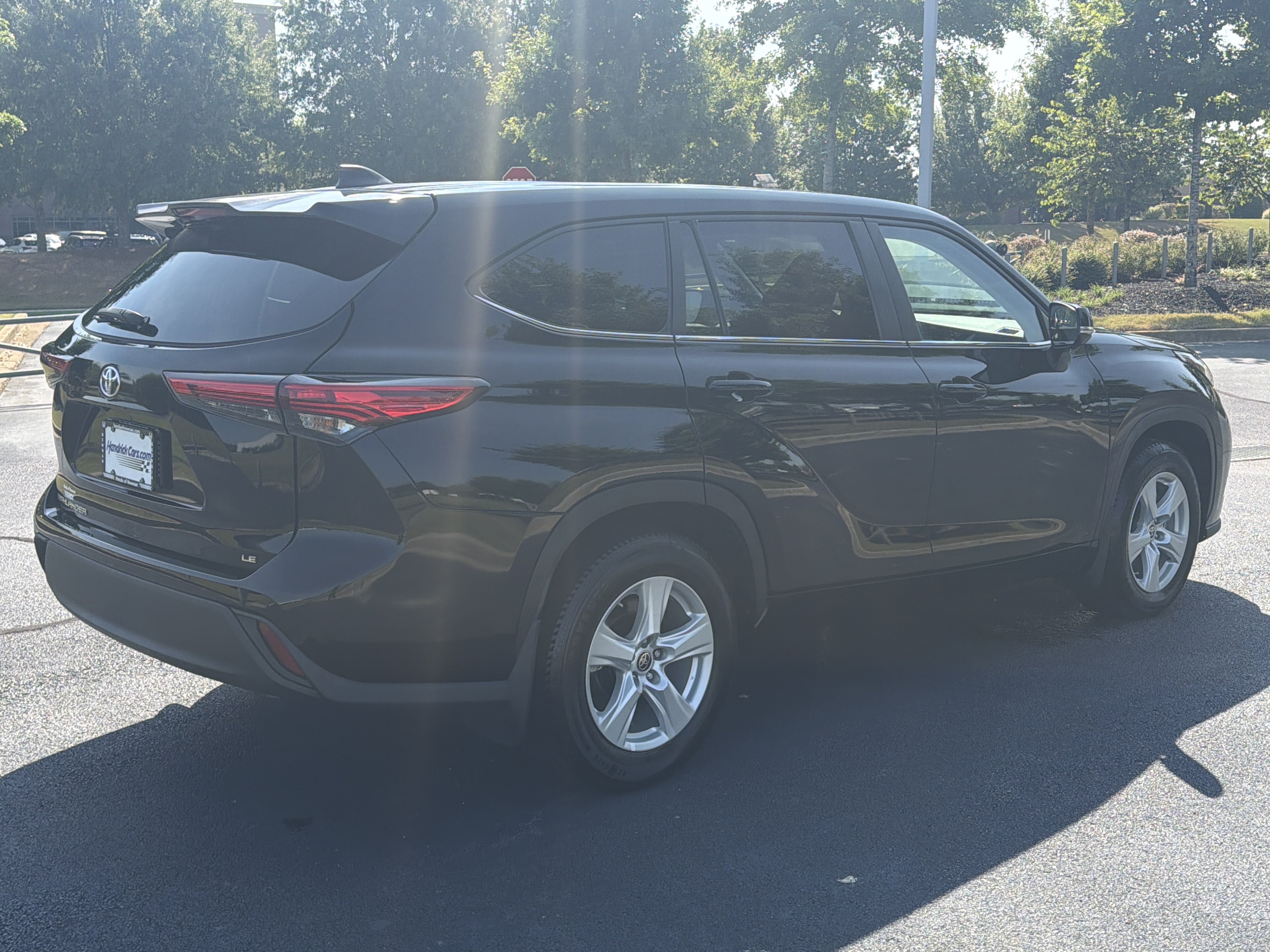 Used 2023 Toyota Highlander LE FWD image 9