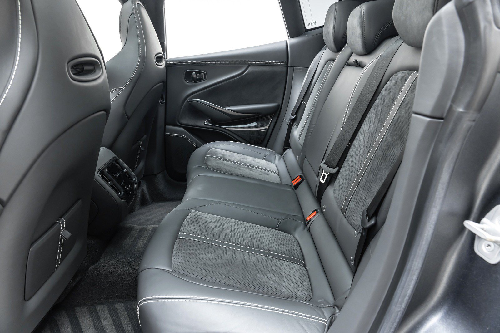 Used 2022 Aston Martin DBX AWD/4WD image 25