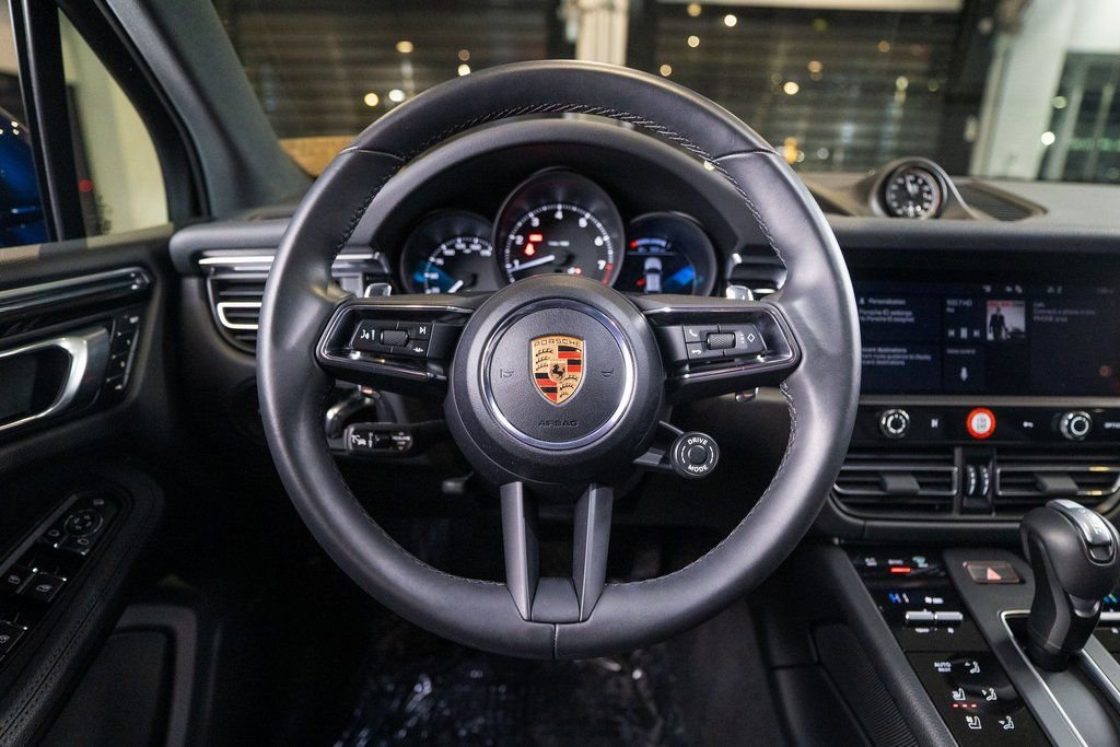 Certified 2025 Porsche Macan image 32