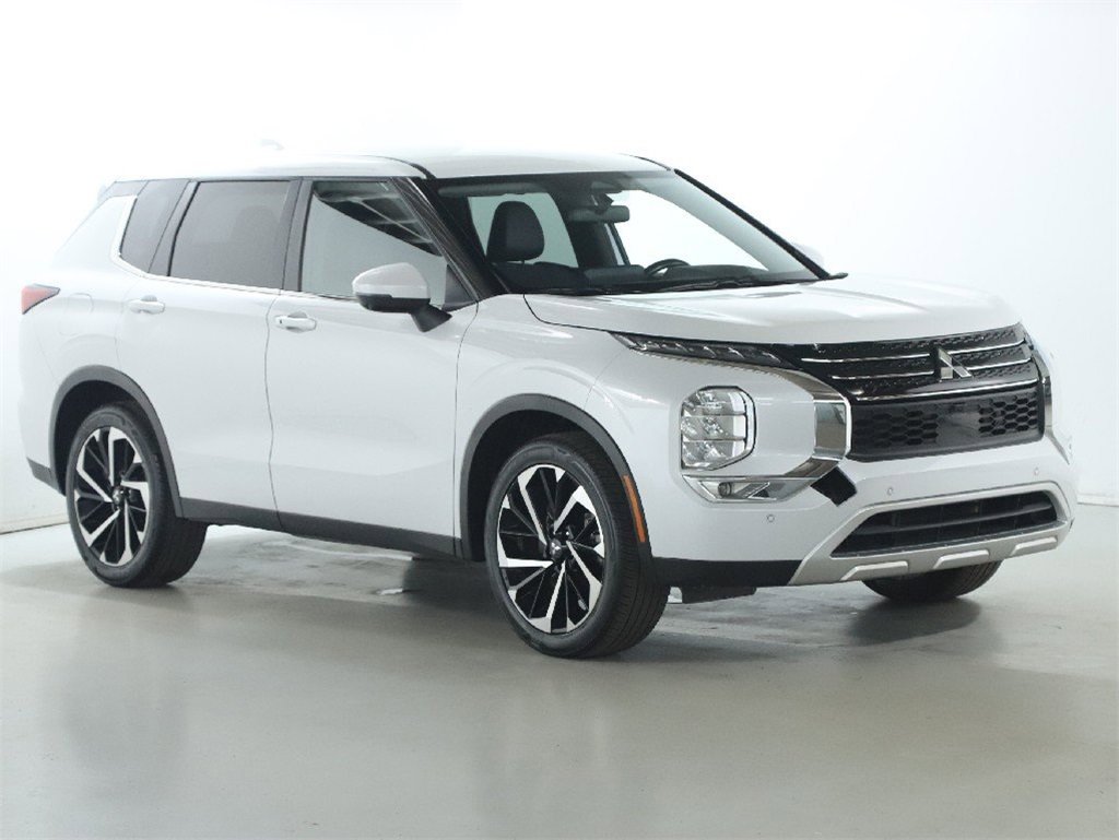 Used 2024 Mitsubishi Outlander SE image 1