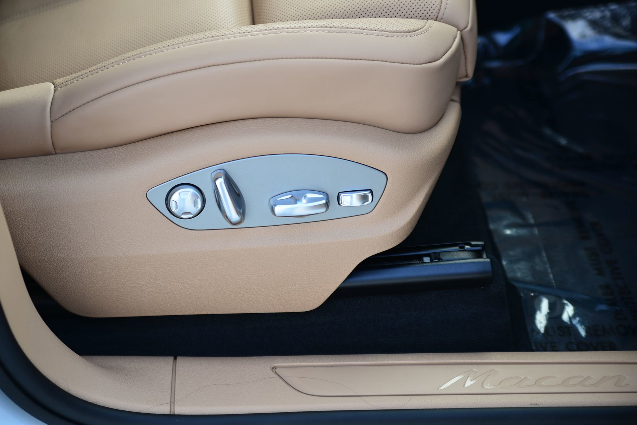 Certified 2025 Porsche Macan image 13