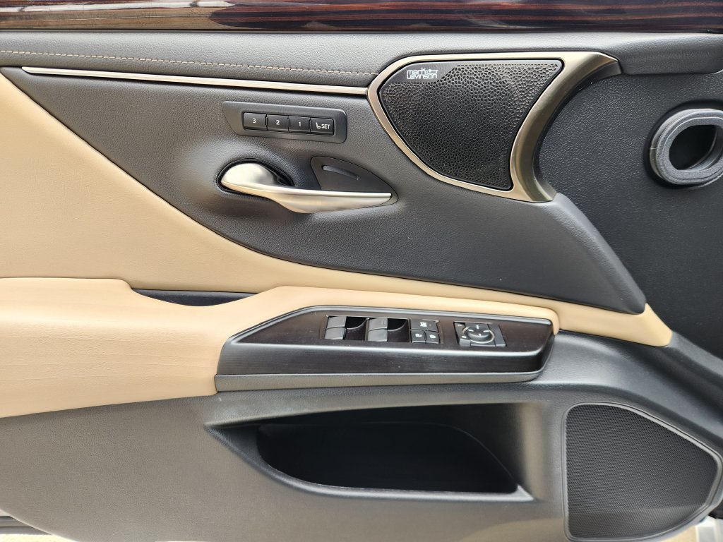 Used 2019 Lexus ES 350 Ultra Luxury w/ Accessory Package 2 FWD image 22