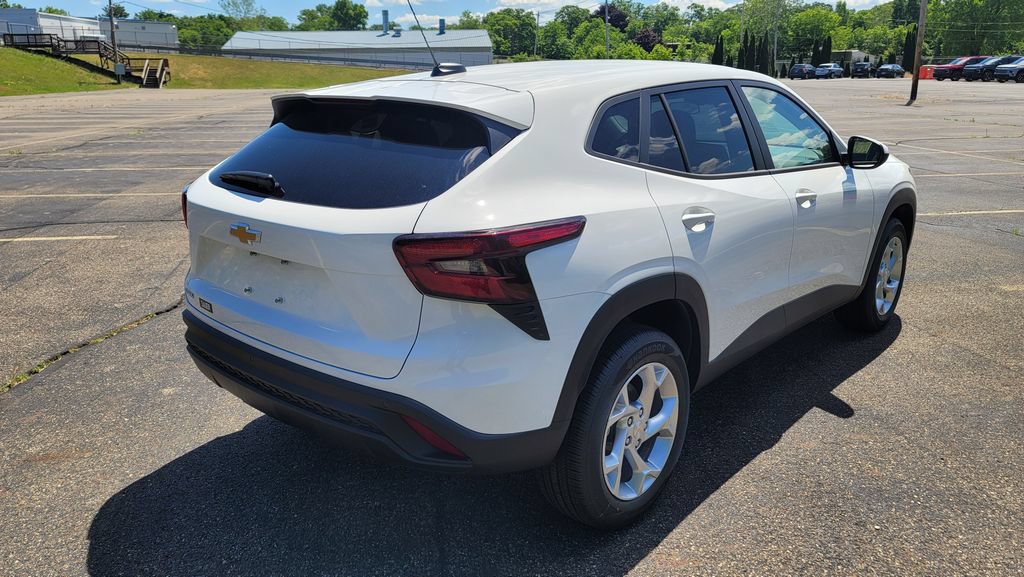 New 2026 Chevrolet Trax LS w/ LS Convenience Package FWD image 11