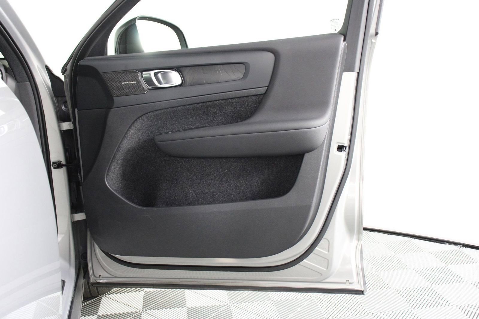 Used 2023 Volvo C40 P8 Recharge Ultimate image 21