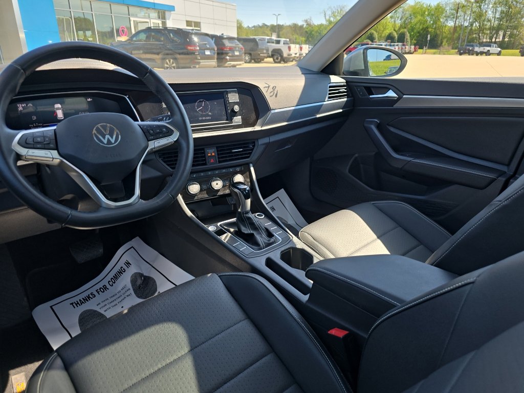 Used 2024 Volkswagen Jetta SE w/ Panoramic Sunroof Package FWD image 9