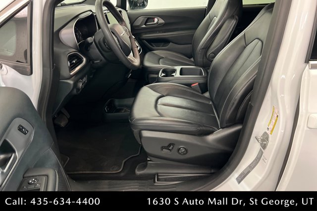 Used 2025 Chrysler Pacifica Select FWD image 17