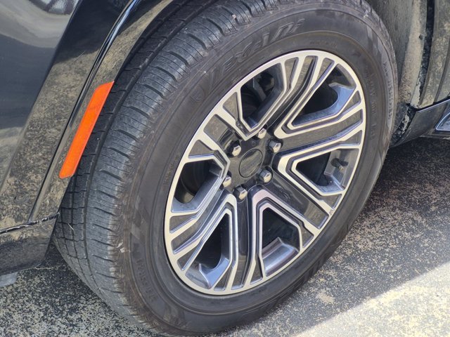 Used 2024 Jeep Wagoneer L Series II AWD/4WD image 5