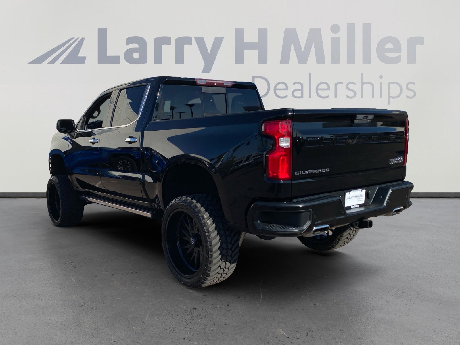 Used 2019 Chevrolet Silverado 1500 High Country w/ Technology Package image 3