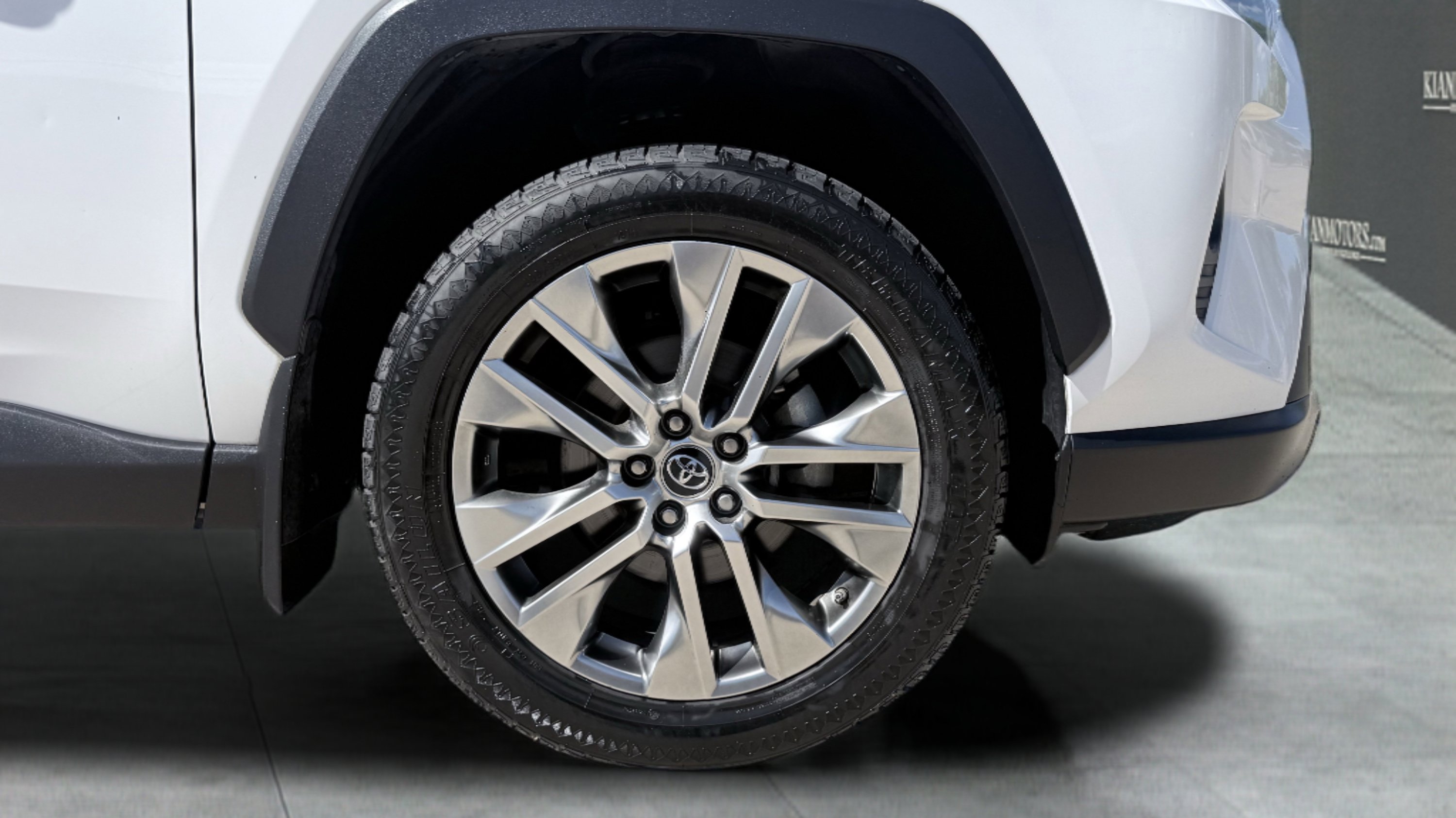 Used 2019 Toyota RAV4 XLE Premium image 9