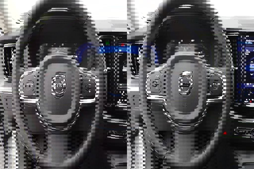 Used 2025 Volvo XC60 B5 Core image 19