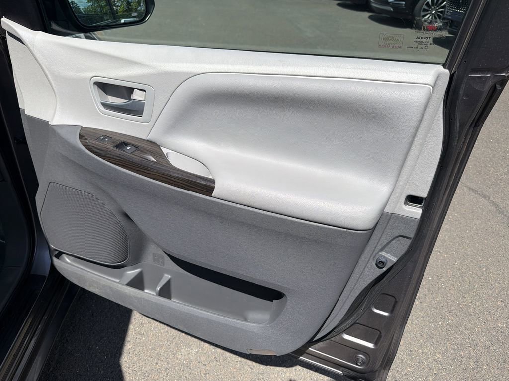 Used 2015 Toyota Sienna XLE Premium FWD image 13