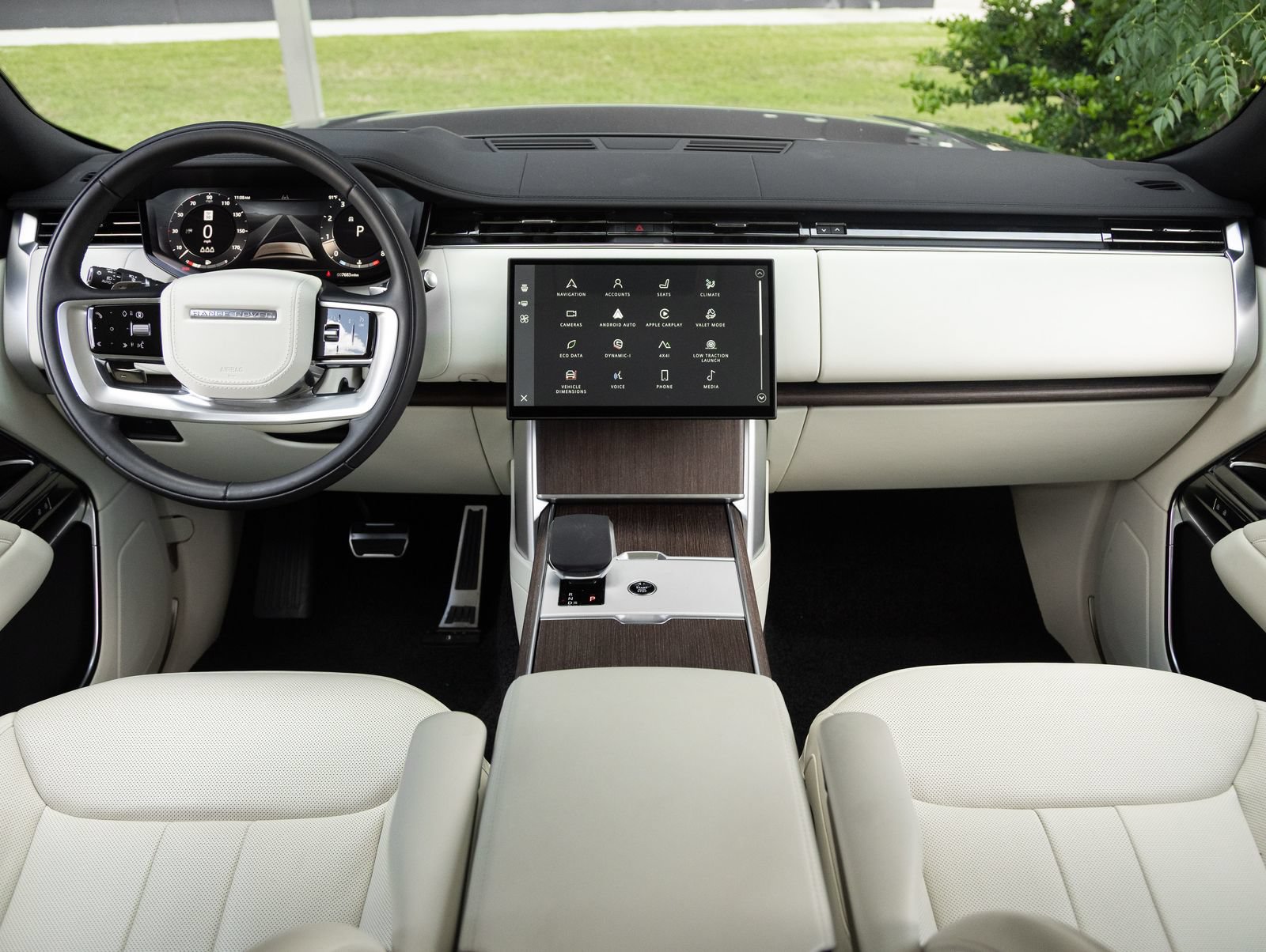 Used 2025 Land Rover Range Rover SE AWD/4WD image 12