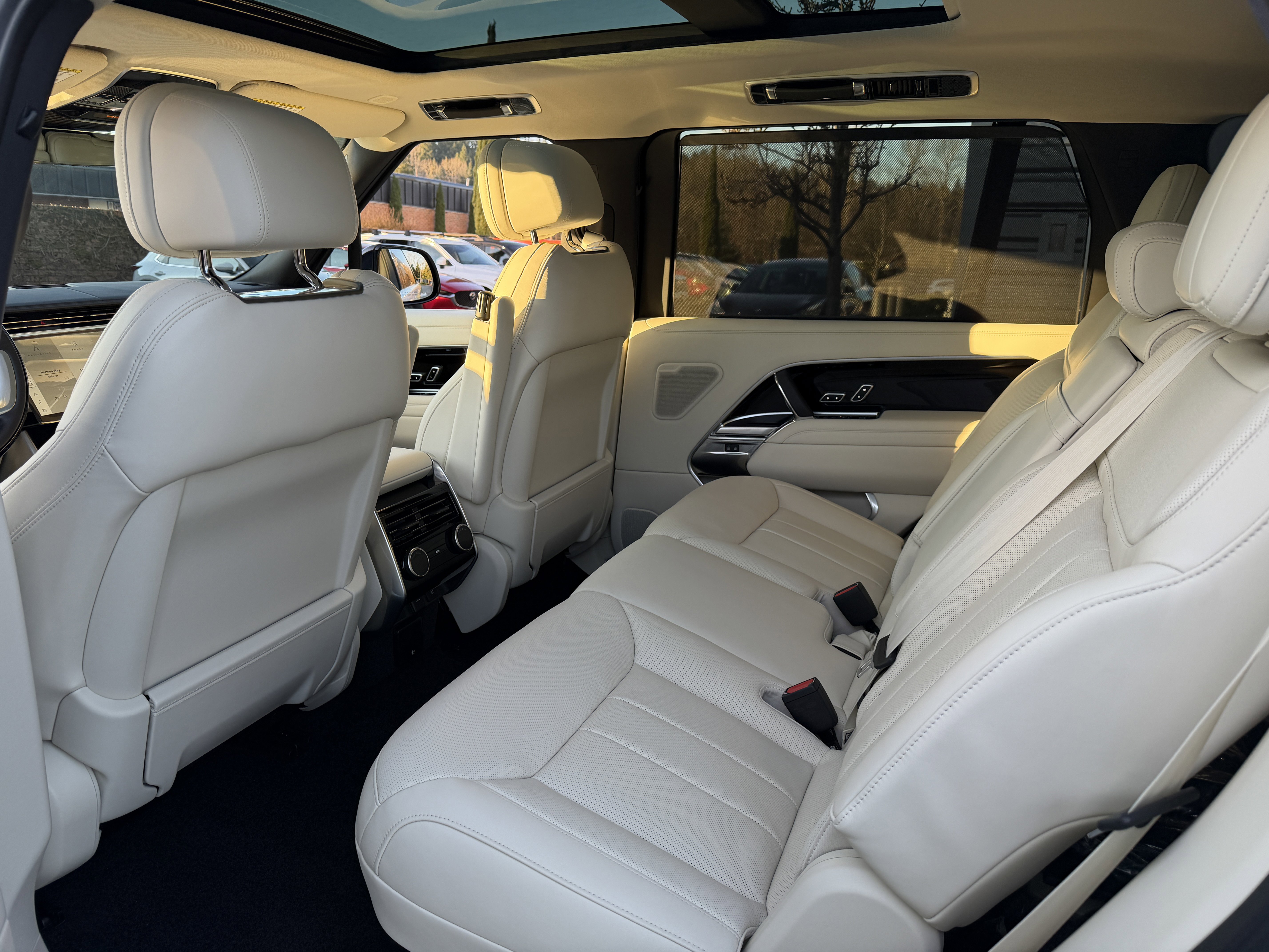 New 2025 Land Rover Range Rover Long Wheelbase SE image 16