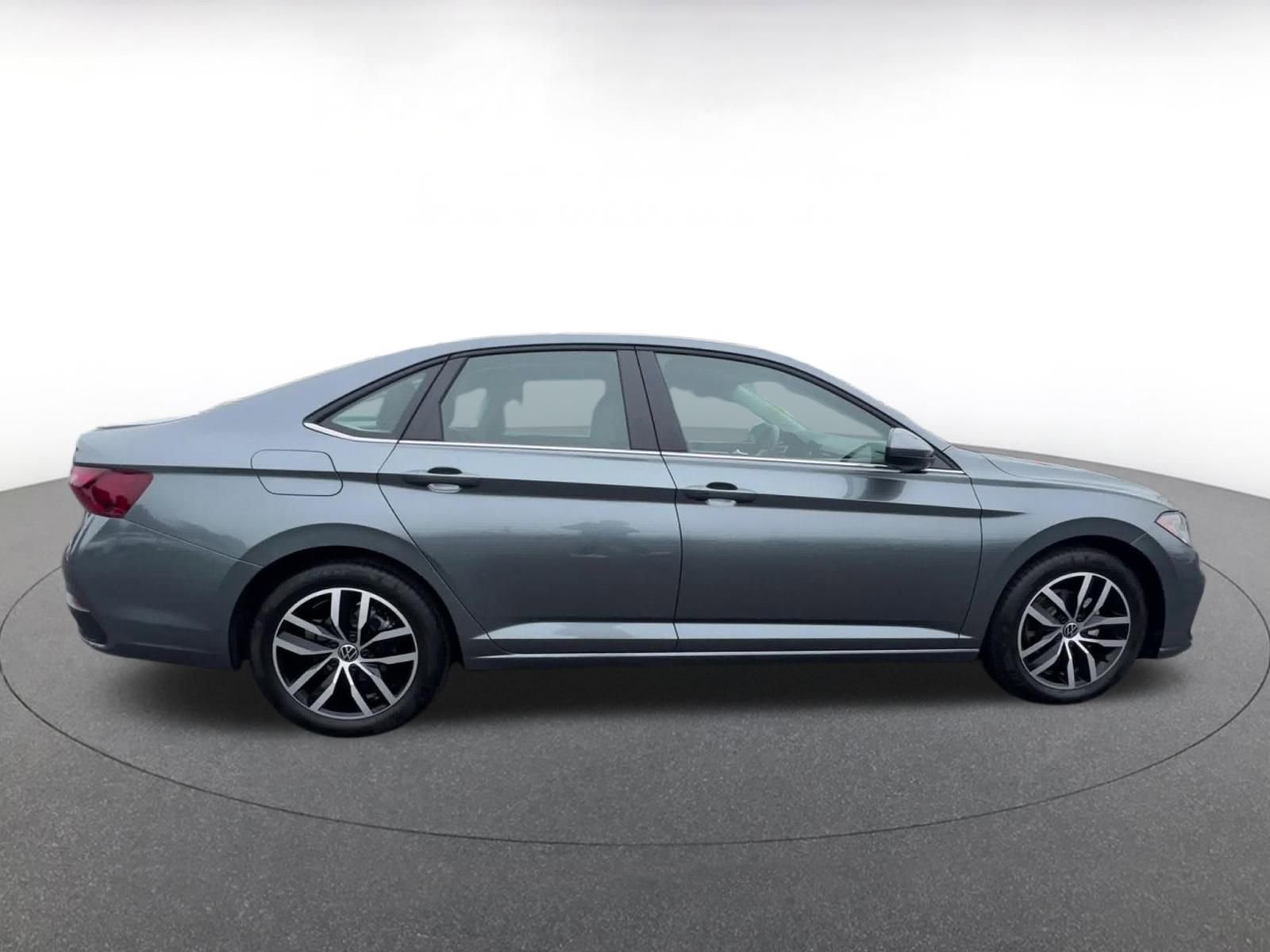 Used 2025 Volkswagen Jetta SE image 16