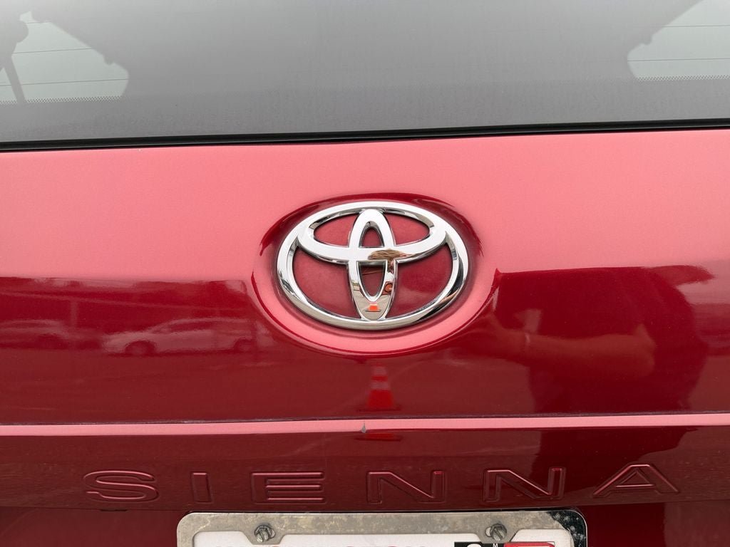 Used 2013 Toyota Sienna SE FWD image 34