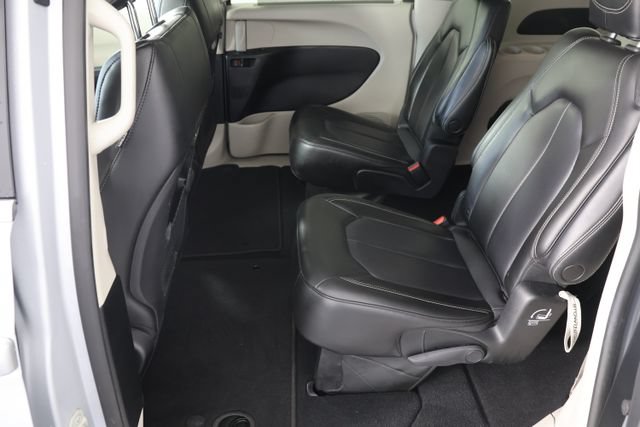 Used 2023 Chrysler Pacifica Touring-L FWD image 19