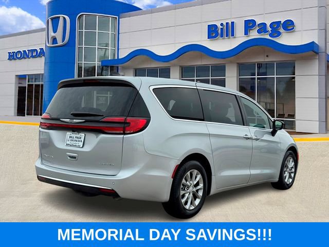 Used 2026 Chrysler Pacifica Limited FWD image 4