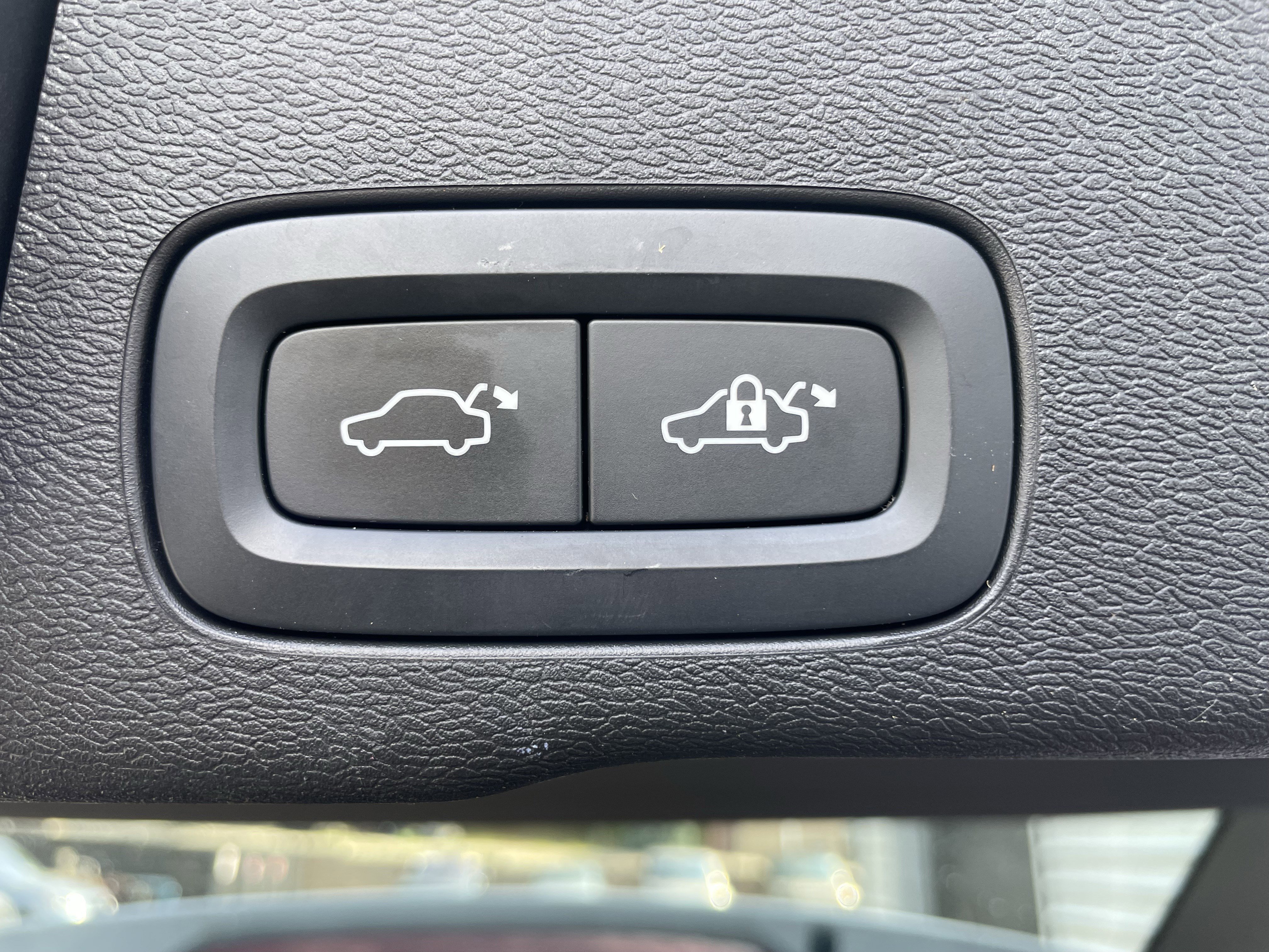 Used 2022 Volvo XC60 B6 R-Design w/ Advanced Package image 38