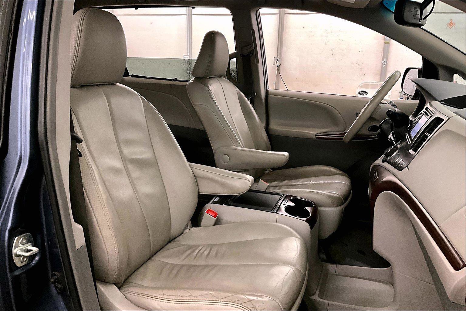 Used 2014 Toyota Sienna XLE image 8