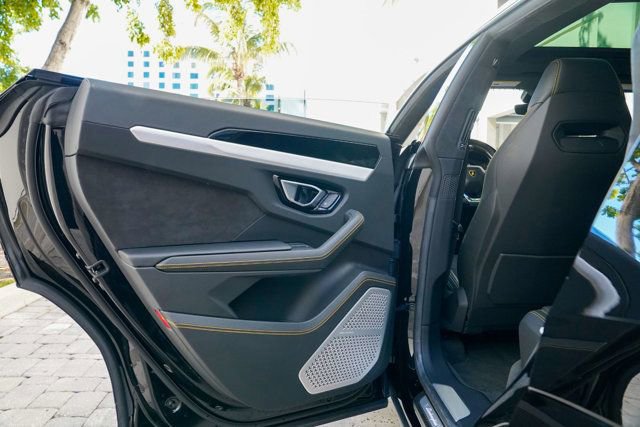 Used 2022 Lamborghini Urus image 65