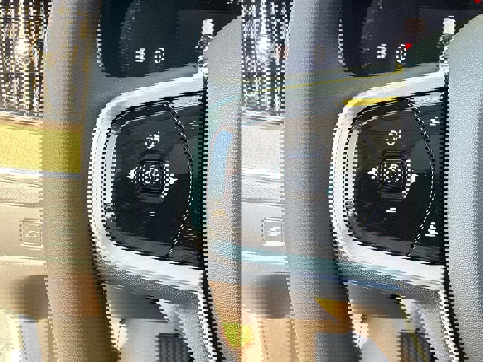 New 2026 Volvo XC60 B5 Plus w/ Climate Package image 28