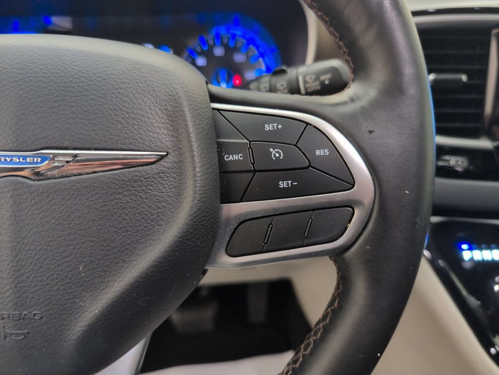 Used 2017 Chrysler Pacifica Touring-L FWD image 34
