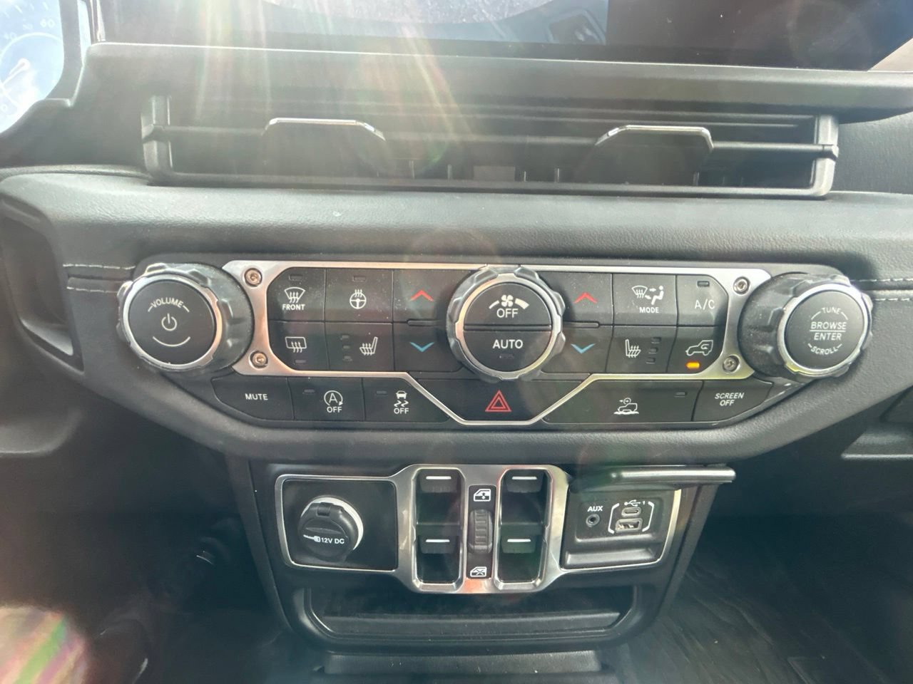 Used 2025 Jeep Gladiator Sport w/ Premium Package AWD/4WD image 24