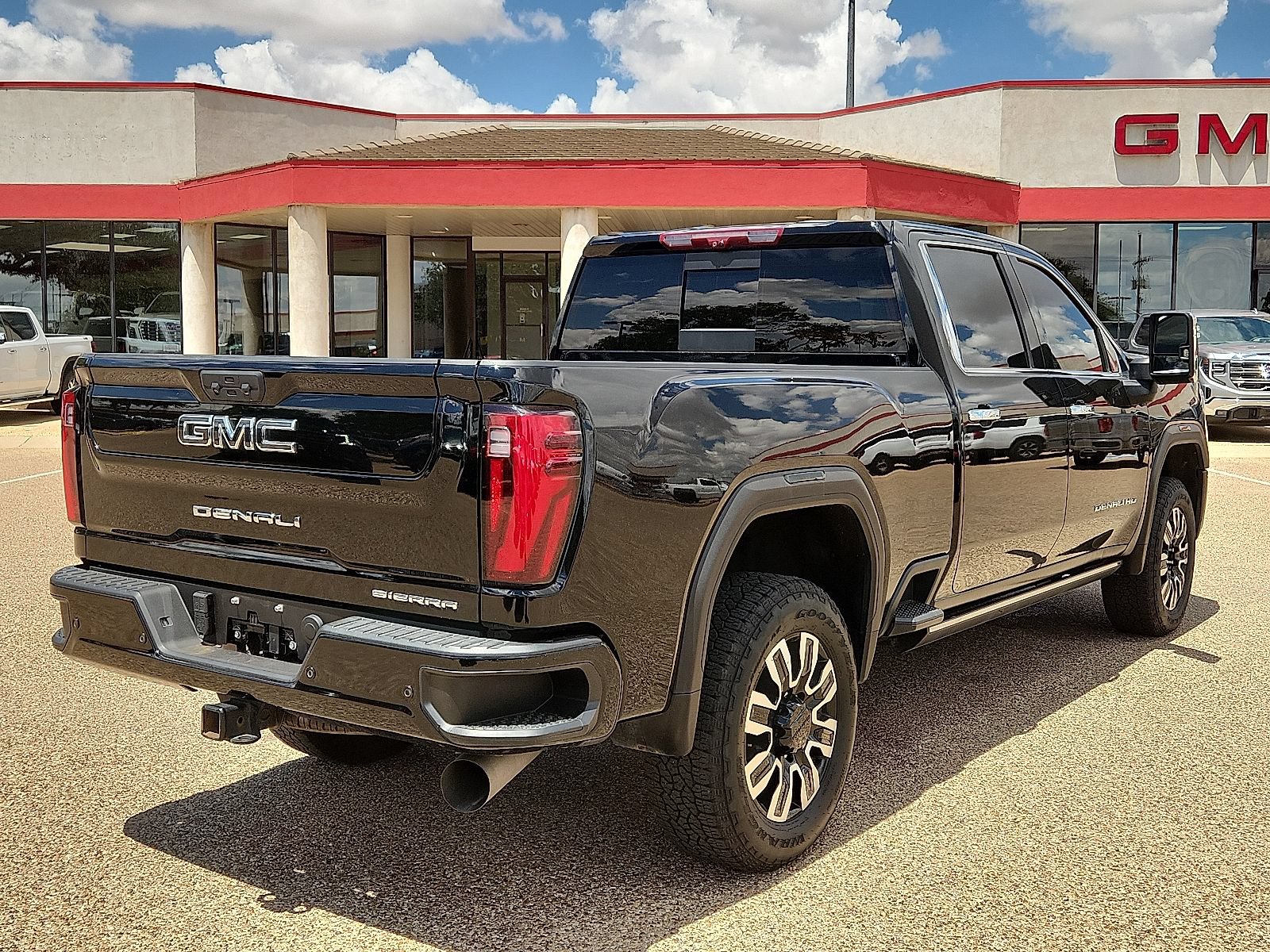 Used 2024 GMC Sierra 2500 Denali Ultimate AWD/4WD image 4