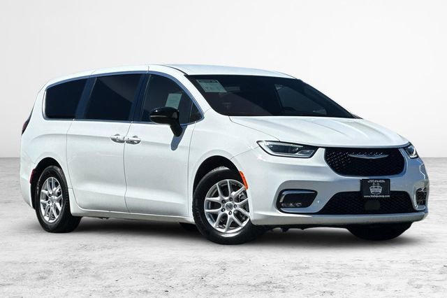 Used 2025 Chrysler Pacifica Select image 2