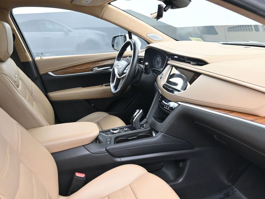 Used 2021 Cadillac XT5 Premium Luxury w/ Platinum Package FWD image 2