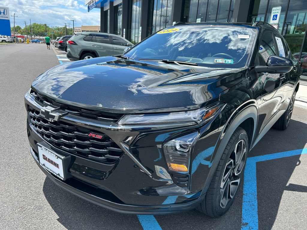Used 2024 Chevrolet Trax RS w/ Sunroof Package FWD image 28