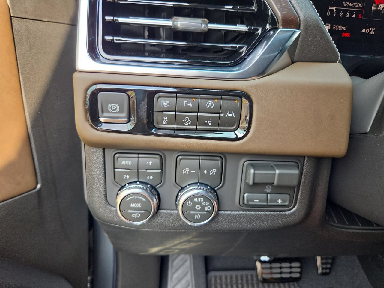 New 2026 GMC Yukon XL Denali Ultimate AWD/4WD image 18