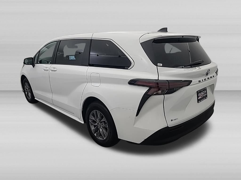 Used 2026 Toyota Sienna LE FWD image 7