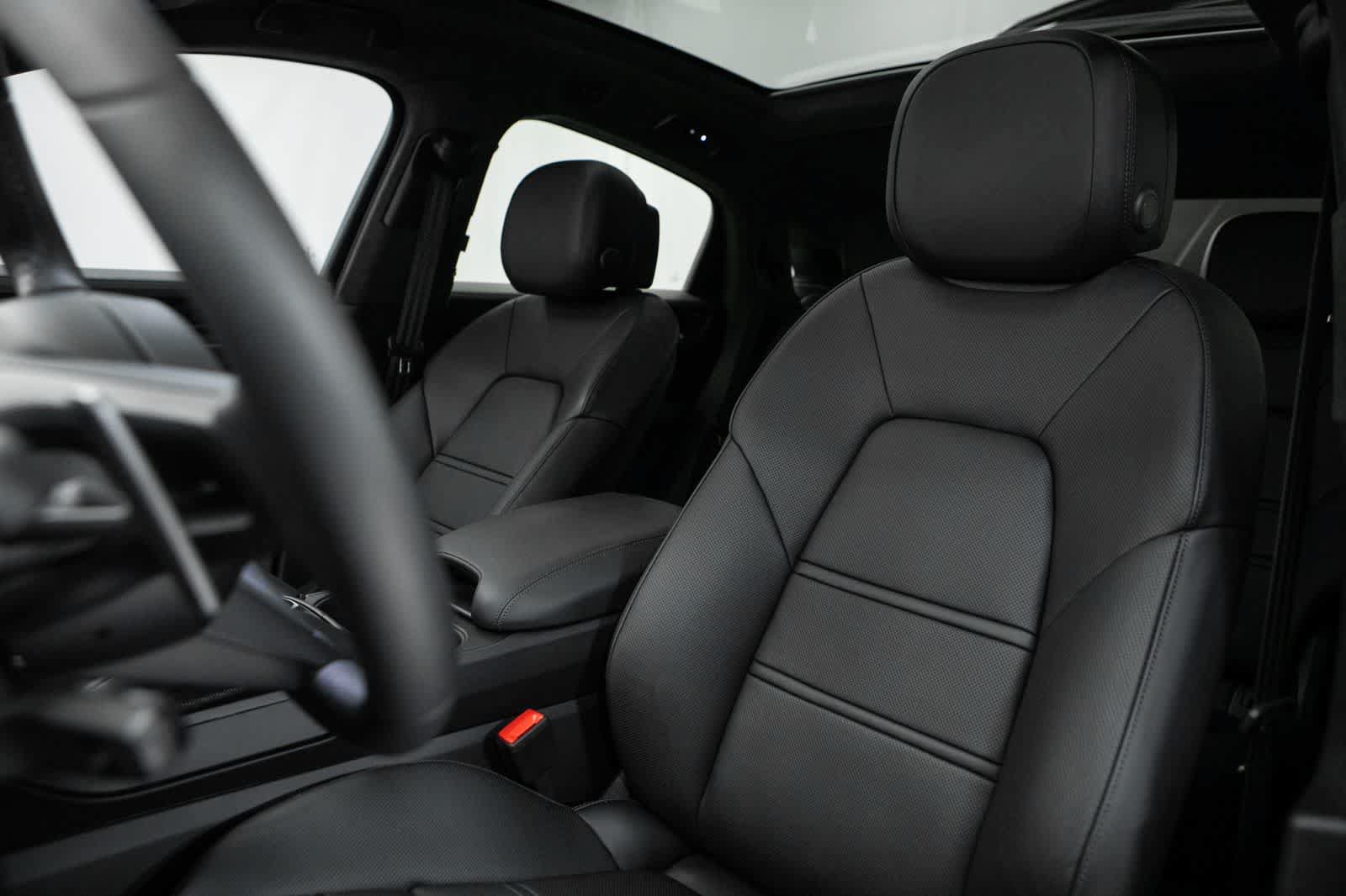 Certified 2025 Porsche Cayenne Turbo AWD/4WD image 5