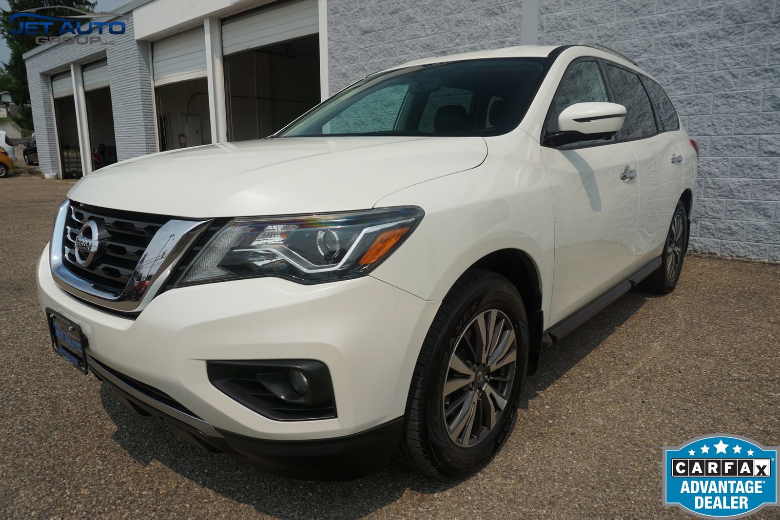 Used 2017 Nissan Pathfinder SL w/ Trailer Tow Package AWD/4WD image 3