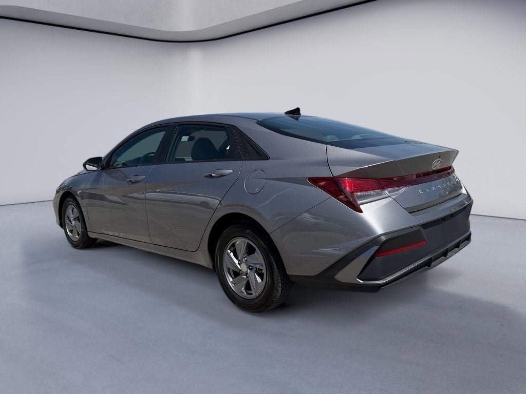 Used 2024 Hyundai Elantra SE FWD image 3