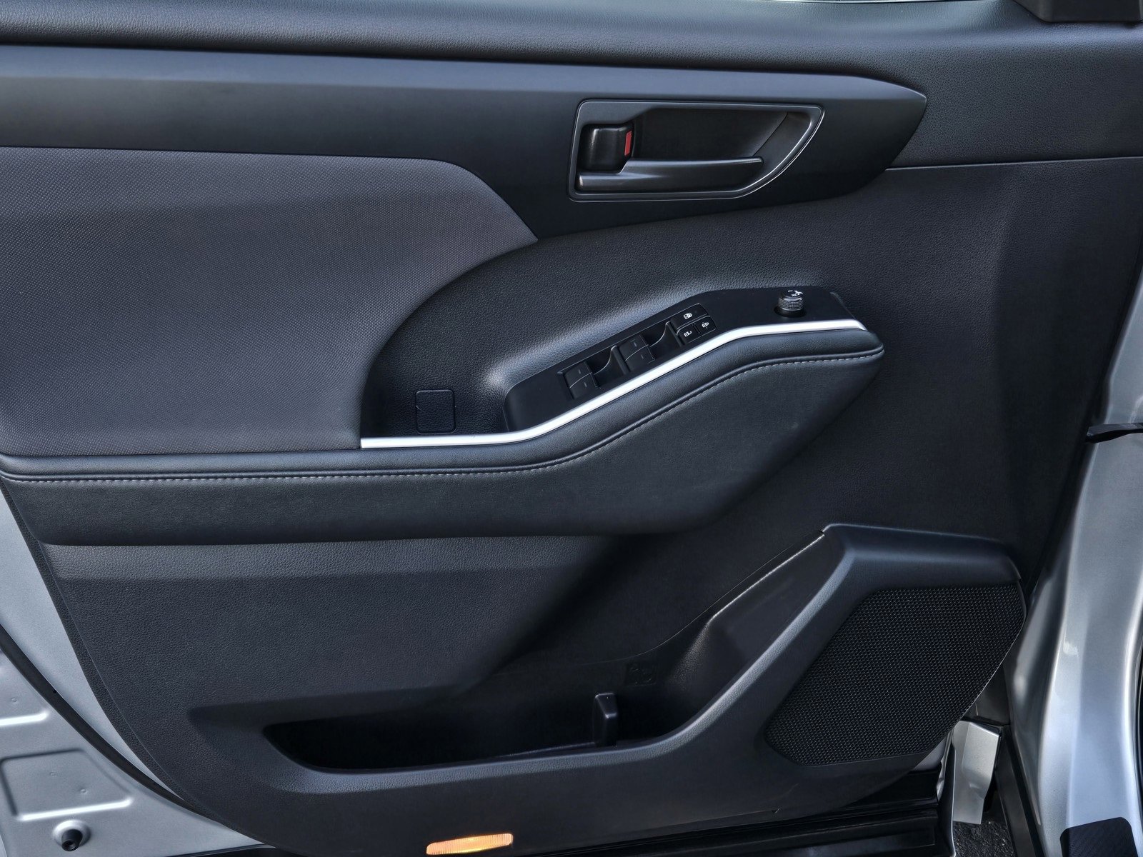 Certified 2024 Toyota Highlander LE image 9