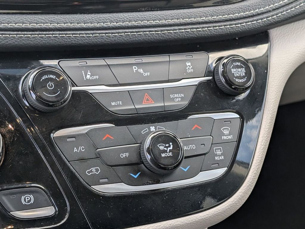 Used 2023 Chrysler Pacifica Touring-L image 37