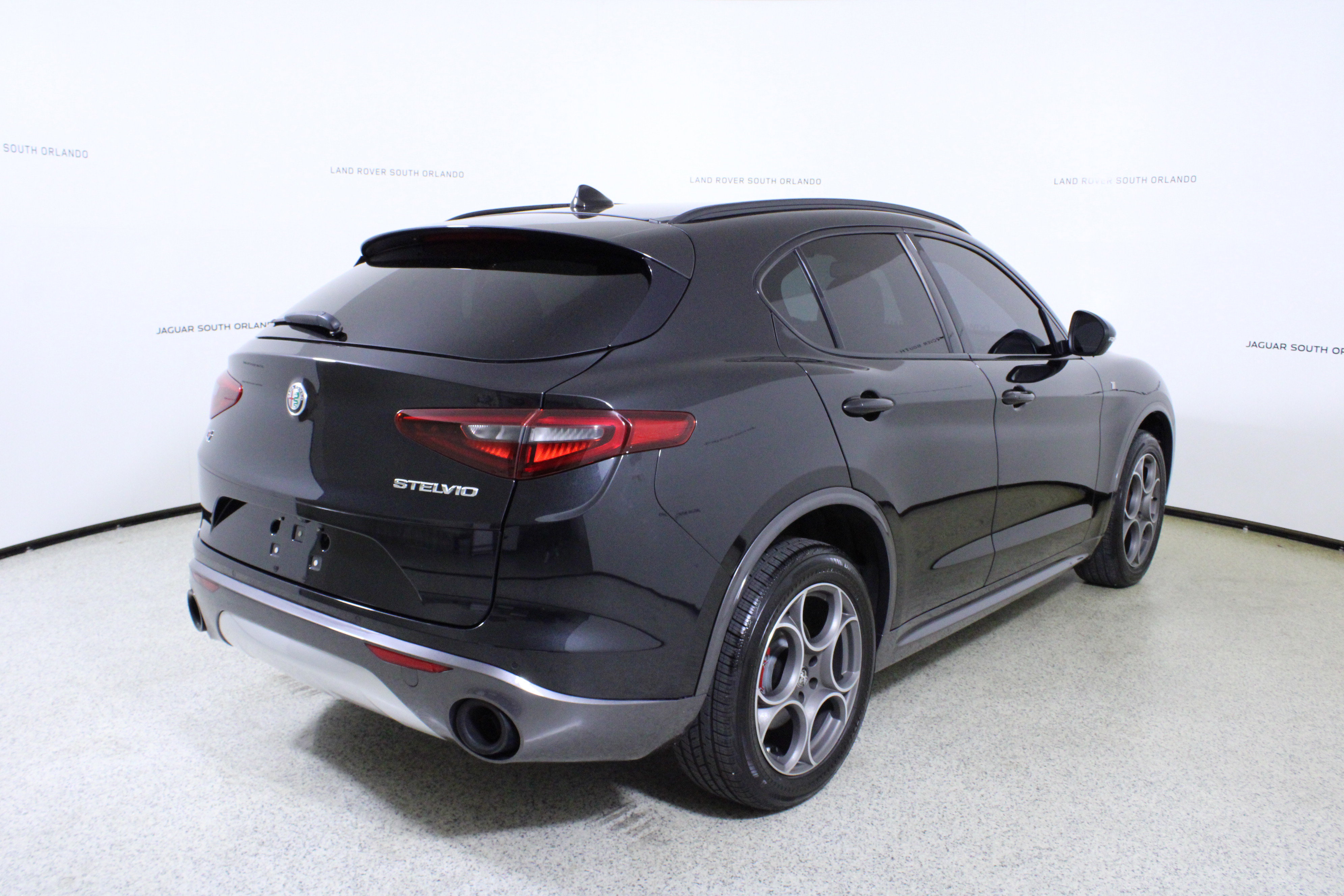 Used 2022 Alfa Romeo Stelvio Ti AWD/4WD image 7