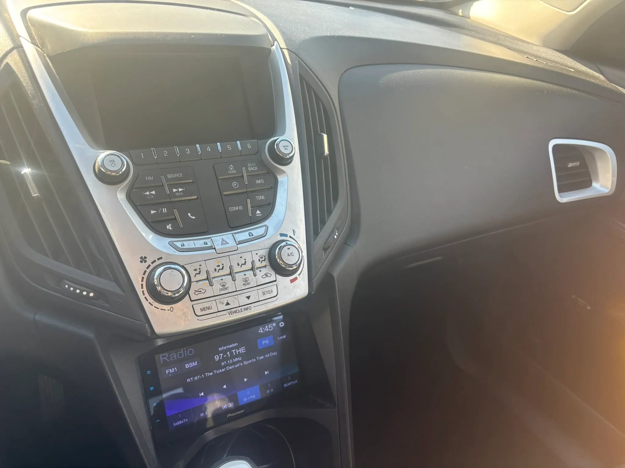 Used 2012 Chevrolet Equinox LT w/ Driver Convenience Package image 18