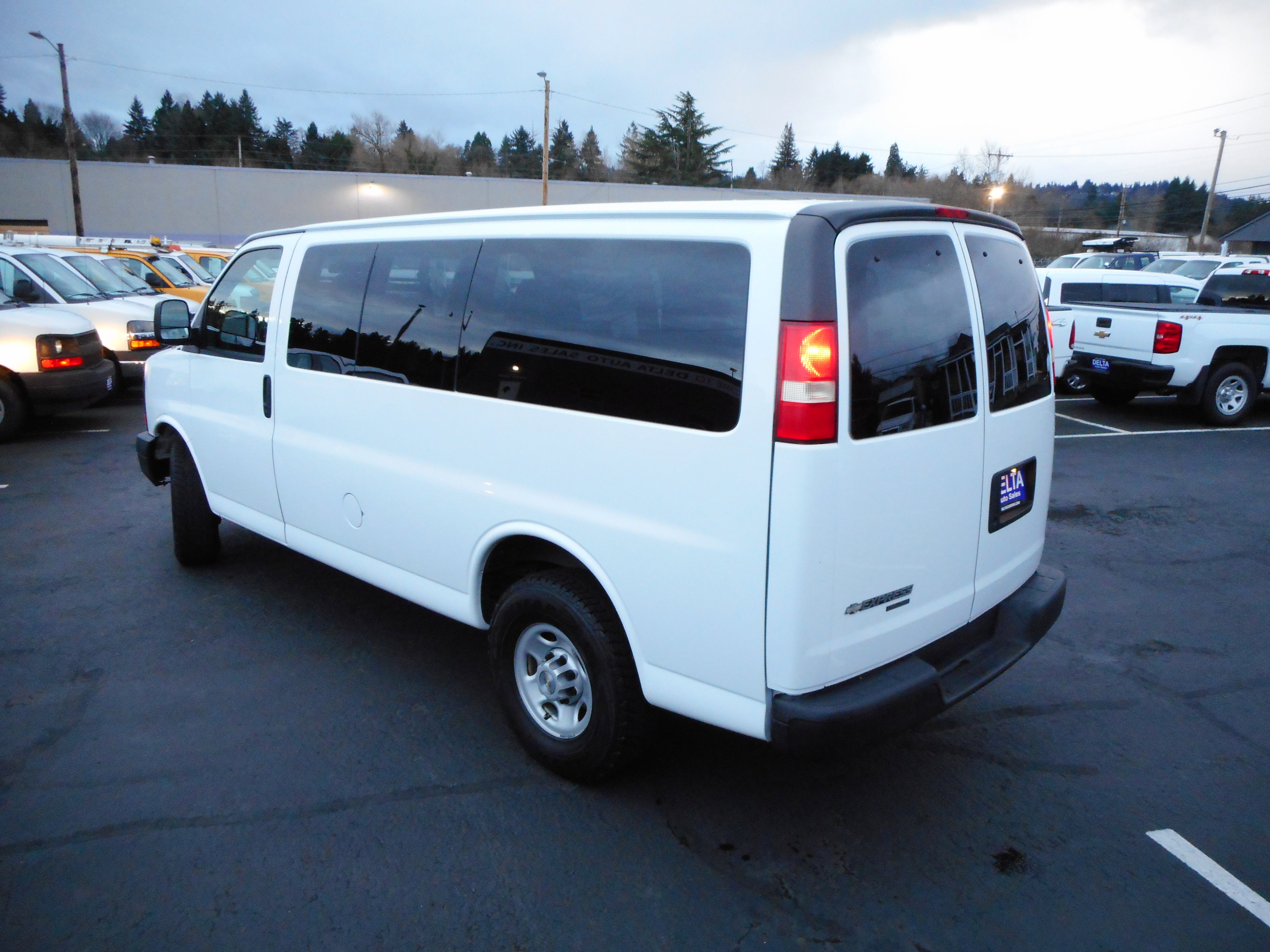 Used 2008 Chevrolet Express 3500 Passenger image 10