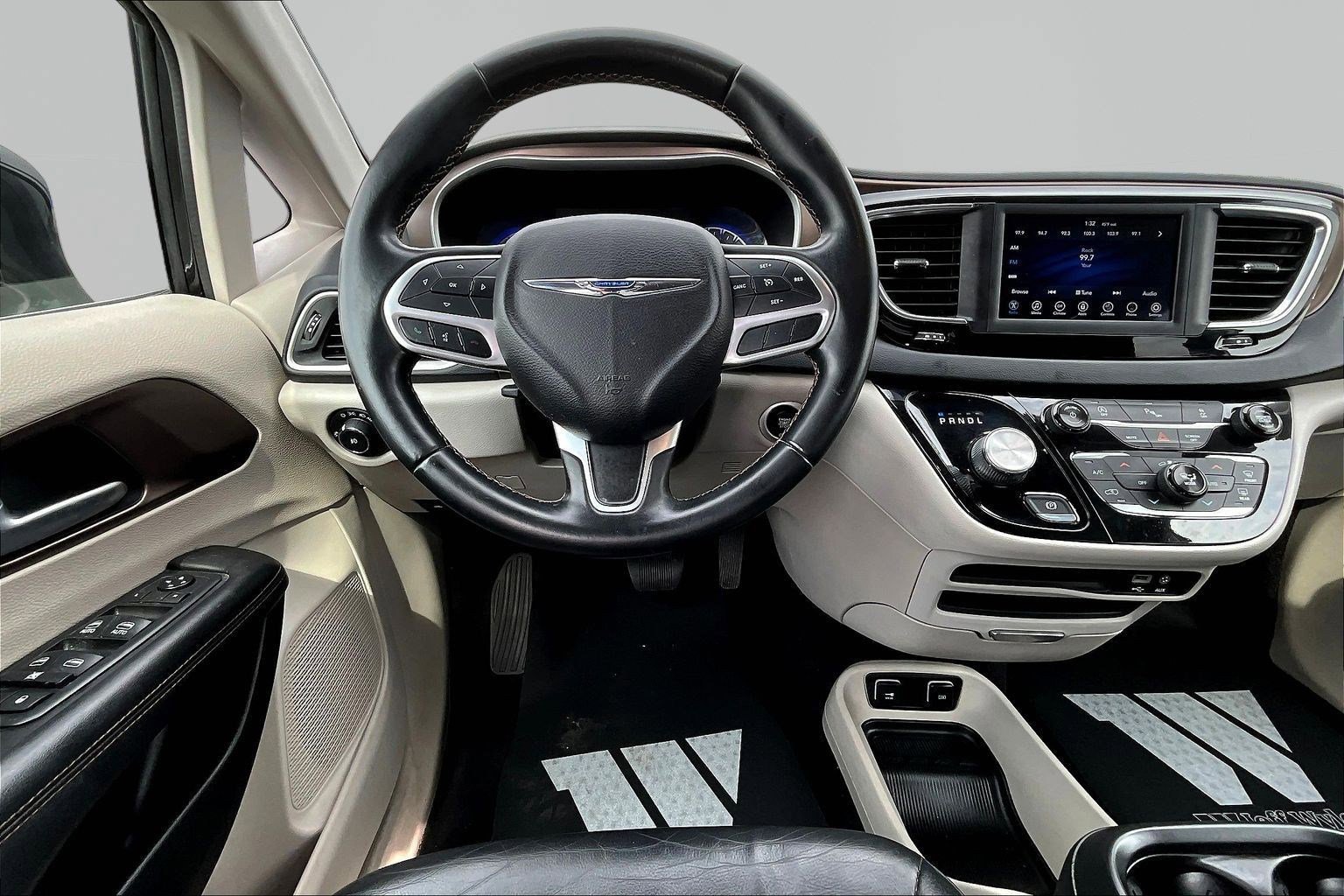 Used 2018 Chrysler Pacifica Touring-L image 9