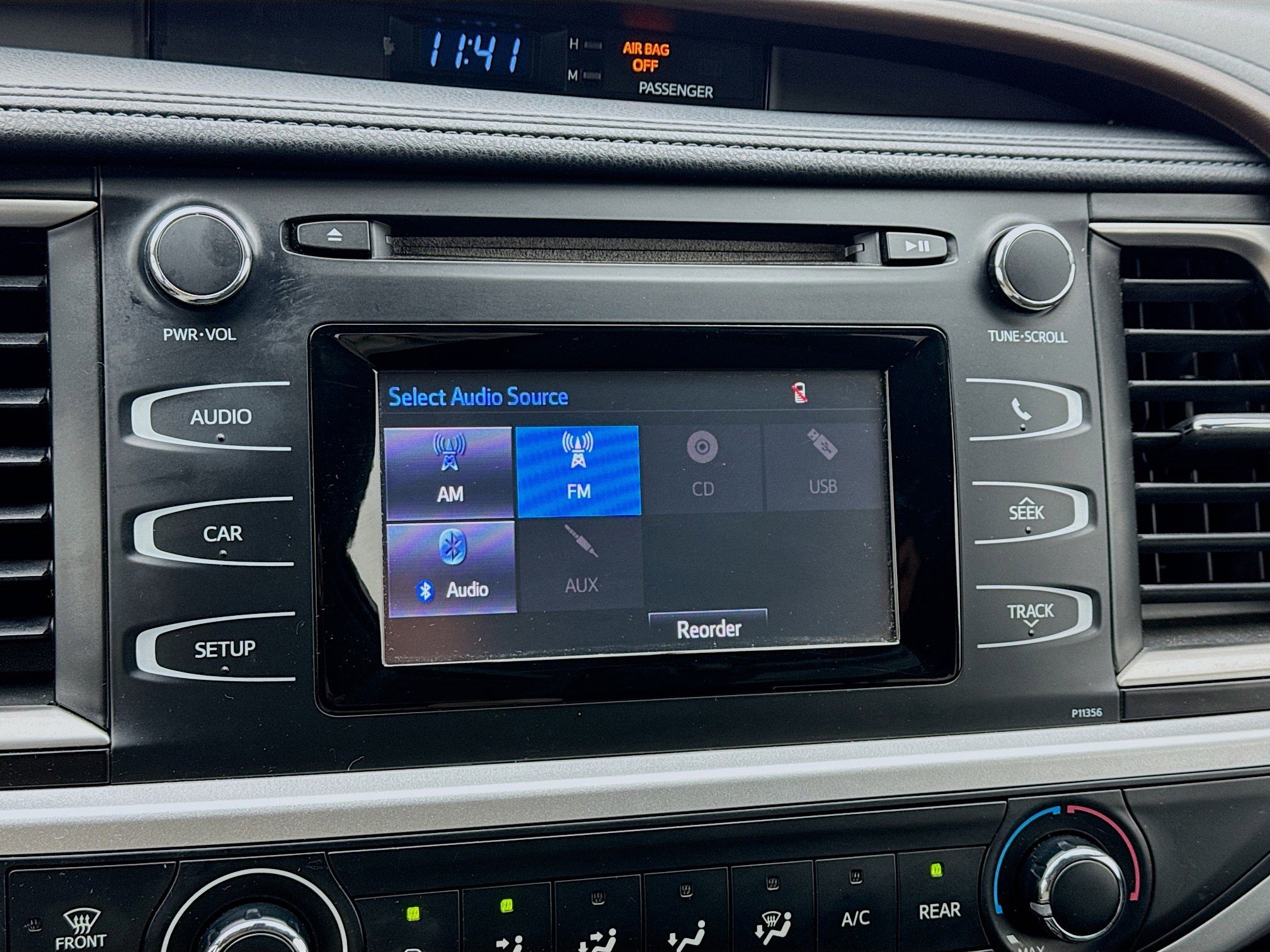 Used 2018 Toyota Highlander LE image 11