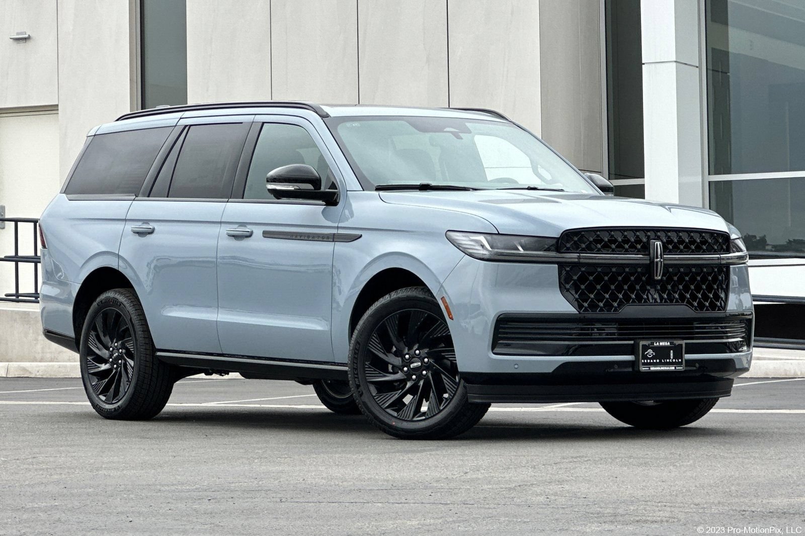 New 2026 Lincoln Navigator Reserve w/ Jet Appearance Package AWD/4WD image 1