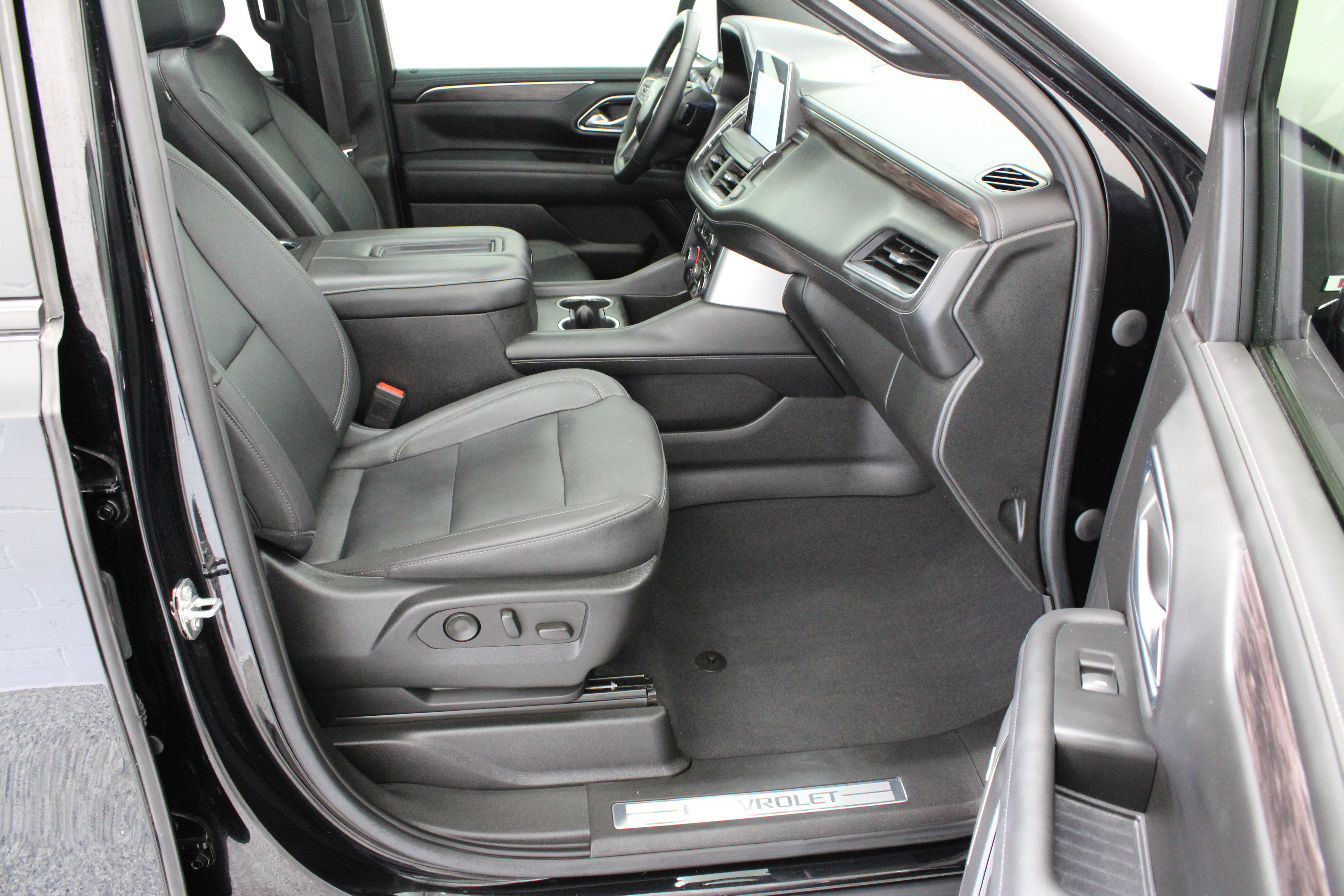 Used 2023 Chevrolet Tahoe Z71 w/ Z71 Off-Road Package AWD/4WD image 41