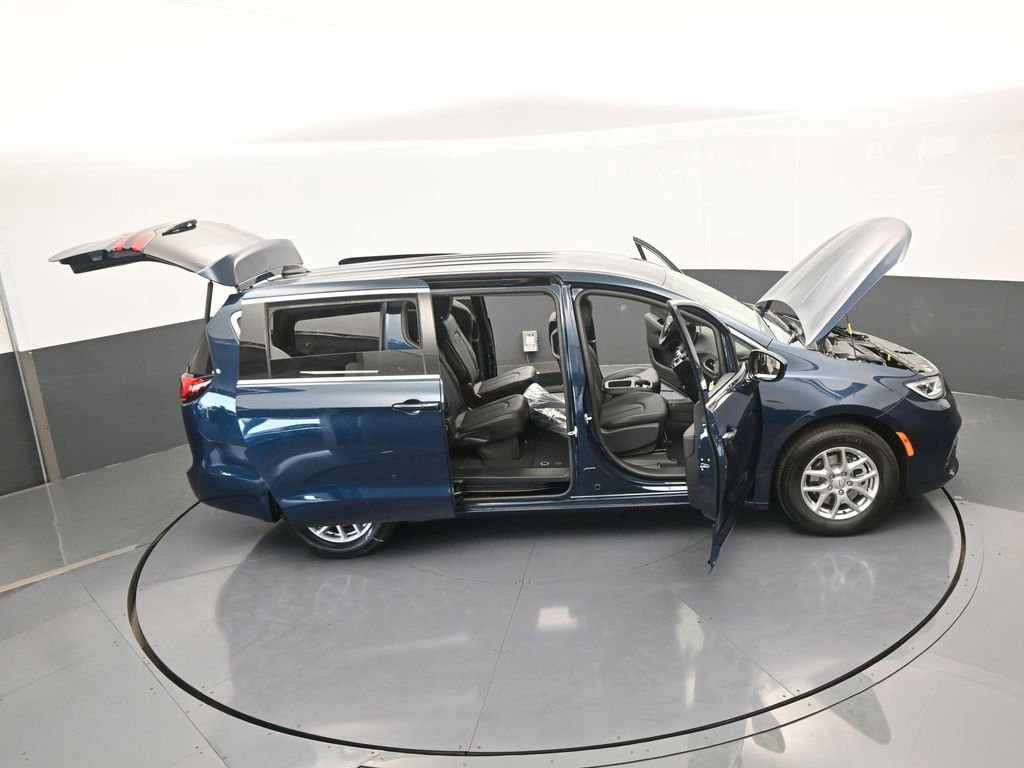 Used 2025 Chrysler Pacifica Select image 63